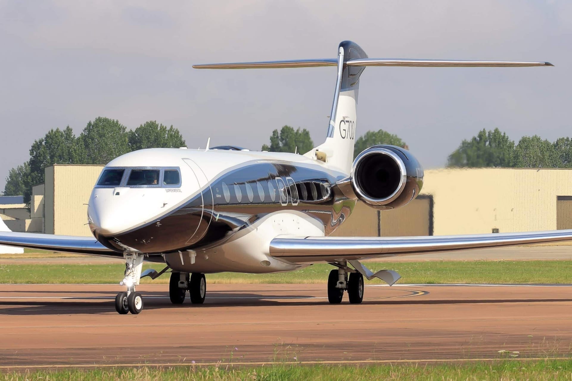Gulfstream G700 on ground showing 25.3 foot tail height versus 6 foot 5 inch cabin -- the dimension driving 28 foot hangar door requirements